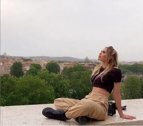 Ilary Blasi nella bufera per la foto sull'attico: "Cadi da quel balcone da 14 milioni di dollari"