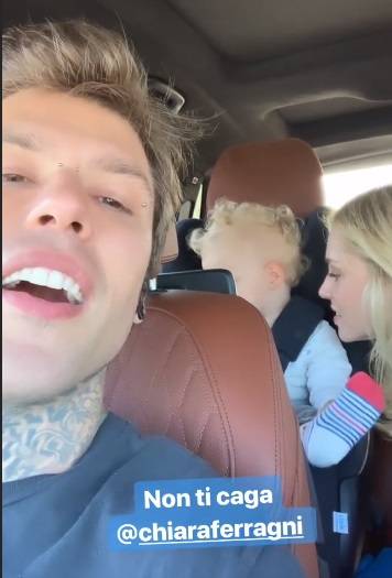 Fedez filma Leone che ripete solo "papà" e la Ferragni si fa seria