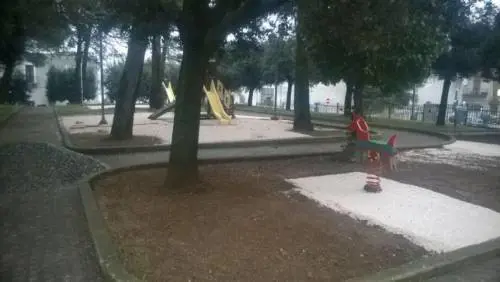 Brindisi, bimba cade nella villa comunale mentre gioca