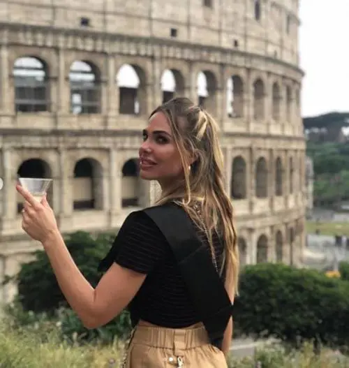 Ilary Blasi scatenata in Vespa all'addio al nubilato della sorella