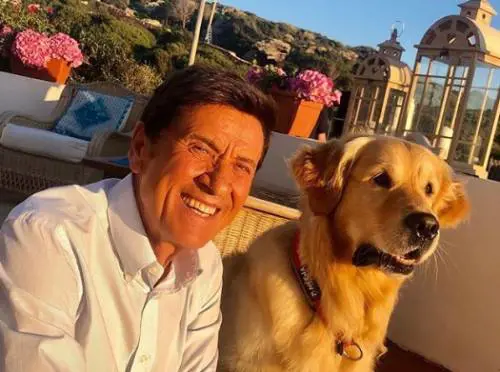 Gianni Morandi rassicura i follower, dopo un incidente sul set: "Sono incolume"