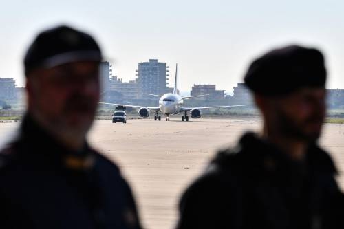 Migranti, la Lega sfida la Merkel: ​"Pronti a chiudere anche gli aeroporti"