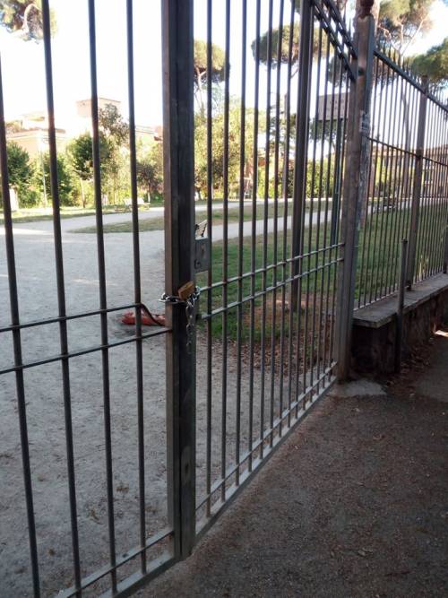 Villa Massimo, il Comune non rimborsa i volontari e il parco resta chiuso