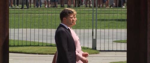 Berlino, paura per la Merkel: trema durante la cerimonia