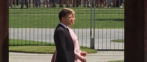 Quei tremori sospetti della Merkel: ecco quale potrebbe essere la causa