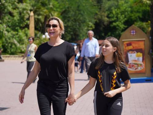 Simona Ventura a Gardaland con la famiglia