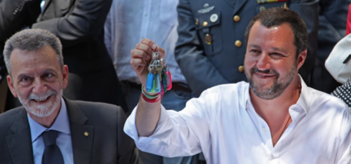 Salvini consegna le chiavi dell'immobile confiscato