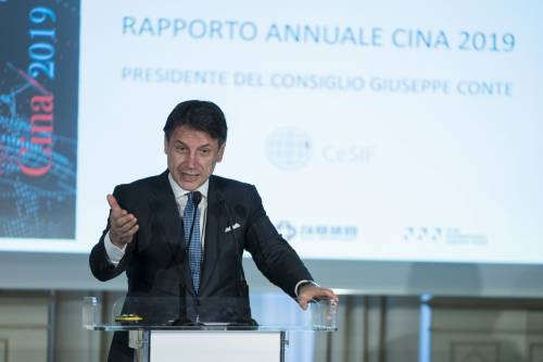 "C'è un fascista al governo". Ma Conte sotto attacco zittisce i contestatori