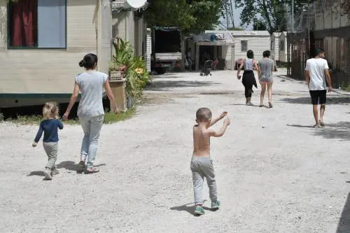 Pisa, la piccola rom nel libro di testo fa indignare famiglie e genitori