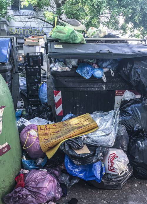 Roma, esame di maturità al via tra cumuli di rifiuti