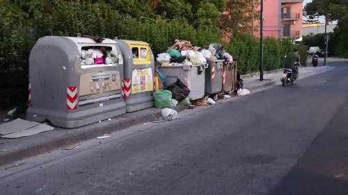 Napoli, raccolta di rifiuti al collasso: cumuli di immondizia in strada