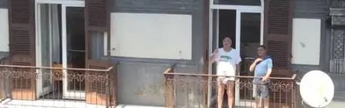 Napoli, pensionato (in mutande) parla con Conte dal balcone