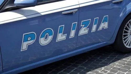 Firenze, beccati a rubare: marocchina si ferisce per distrarre gli agenti