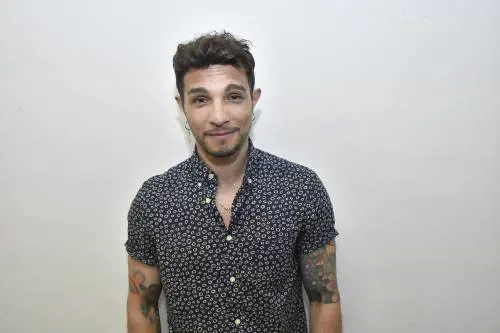 Marco Carta presenta il suo "Bagagli Leggeri"