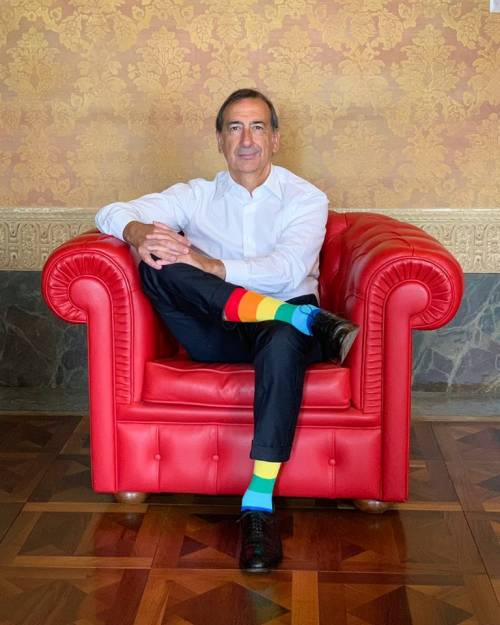 Sala sfoggia calzini arcobaleno per sostenere i gay