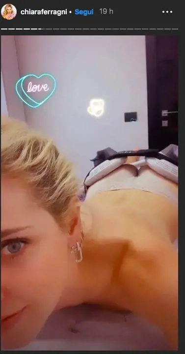 Chiara Ferragni si fa massaggiare il lato B sui social