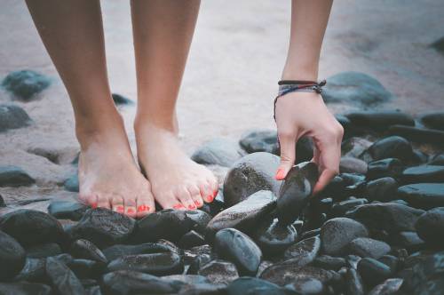 Come contrastare i piedi gonfi in estate