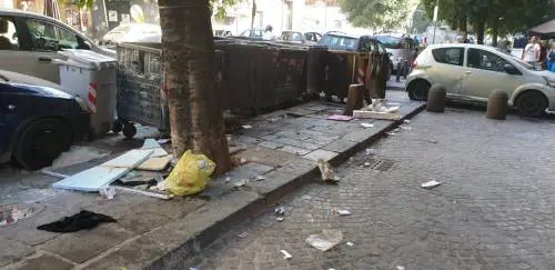 Vogliono più posti: parcheggiatori abusivi spostano i cassonetti