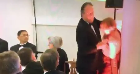Prende per collo attivista, Theresa May sospende sottosegretario a Esteri