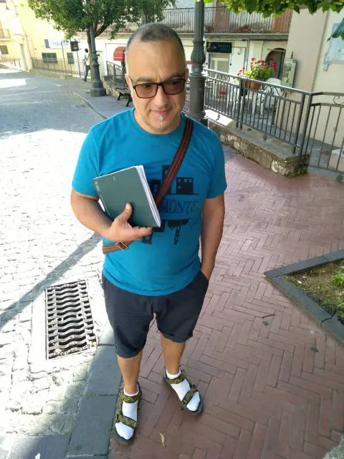 Calzini bianchi e sandali: il look tedesco marcia in Italia grazie a un ex emigrato