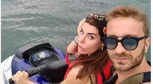 "Ricordati che Max sarà sempre il numero uno". Fa discutere la foto di Banca Atzei e Stefano Corti 