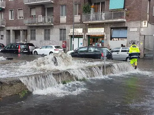 Maltempo: un morto a Torino, grandine a Milano, esonda il Seveso