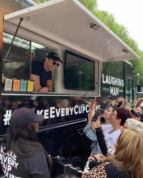 Hugh Jackman serve caffè a fin di bene: la foto virale sui social