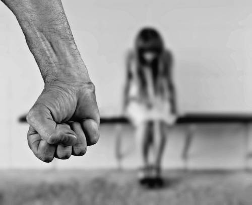 Rimini, condannato straniero: maltratta la moglie e stupra la figlia