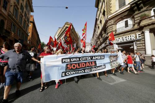 Roma, corteo contro gli sgomberi: "Salvini sceriffo"