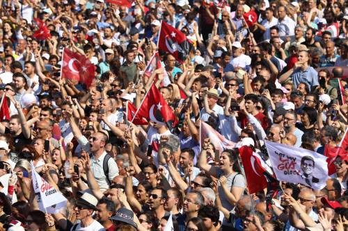 Erdogan l'invincibile alla prova di Istanbul. Il voto diventa "lotta per la democrazia"