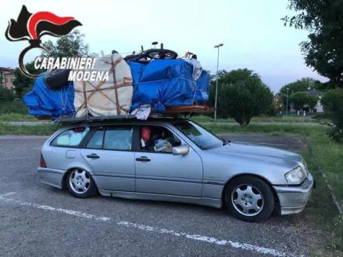 Un'intera camera da letto sul tettuccio dell'auto: multato