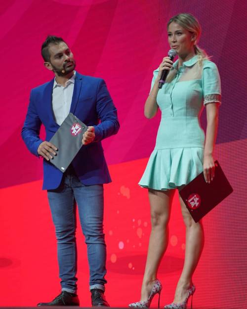 Diletta Leotta improvvisa una camminata hot, ma inciampa