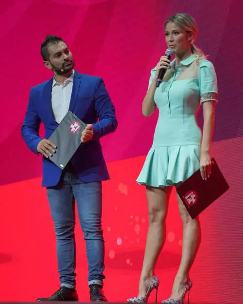 Diletta Leotta improvvisa una camminata hot, ma inciampa