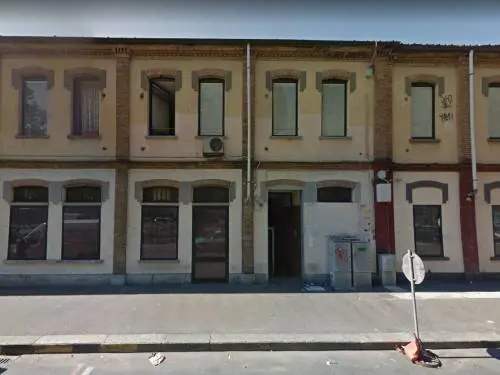 Torino, palazzo pericolante ma gli immigrati non vogliono lasciarlo