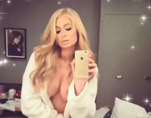 Paris Hilton, lo scatto per il National Selfie Day è hot