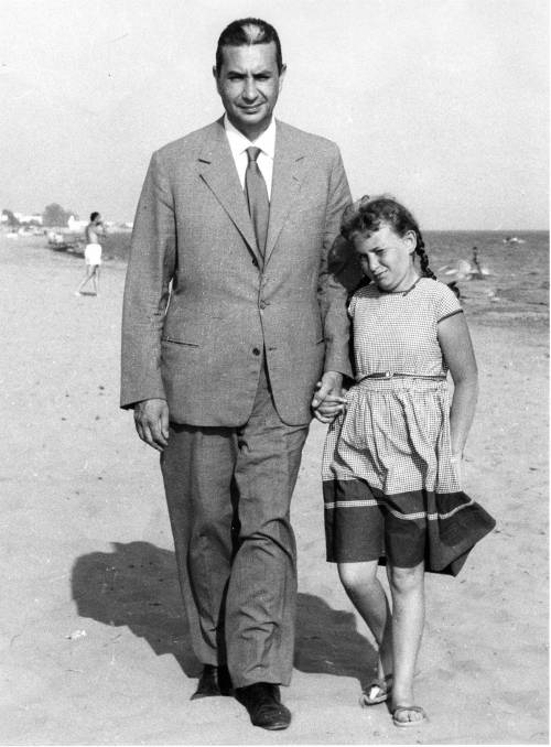"Al mare con papà Aldo. Camminava per ore, i giornali sottobraccio"