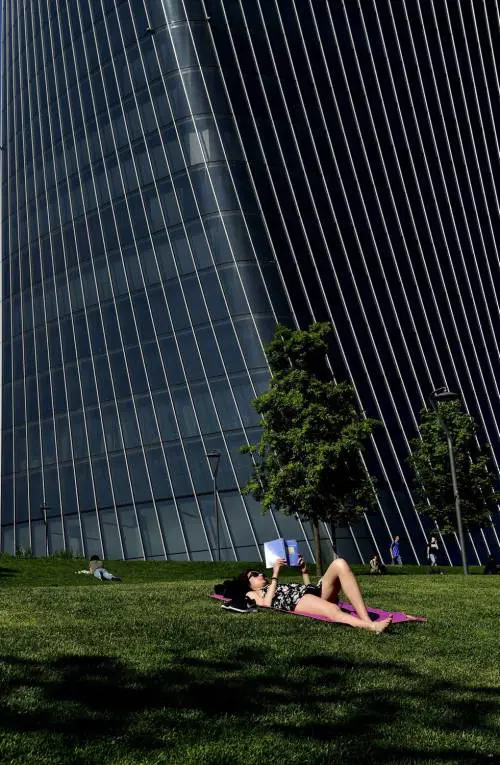 Temperature bollenti a Milano. Si prende il sole ai giardini di Citylife
