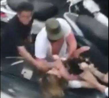 Napoli, lite per la viabilità: ragazzo massacra di botte una donna in strada