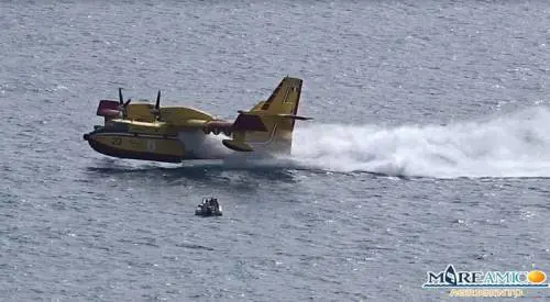 Agrigento, Canadair sfiora gommone durante un volo di carico