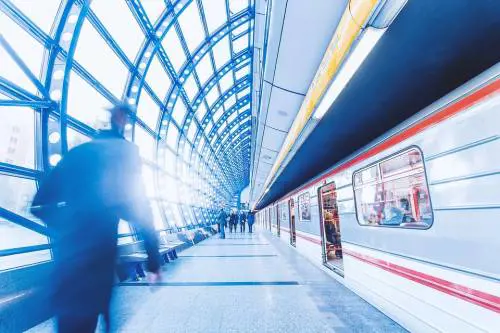 Milano, 28enne irachena azzanna un agente in metropolitana