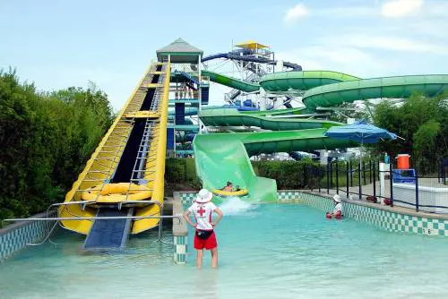 Bolle e lesioni sui piedi dei bambini: domenica di terrore in una piscina