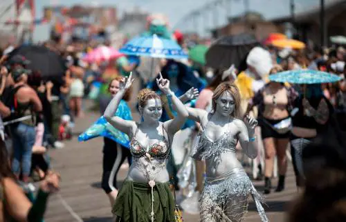 Le sirene invadono le strade di New York