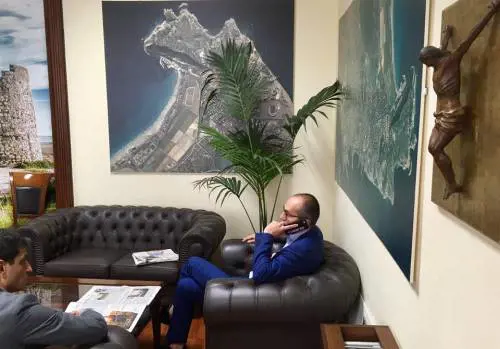 Cagliari, il neo sindaco Truzzu fa riappendere il crocifisso