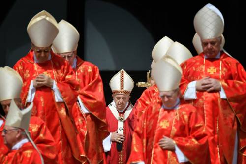 Il "cerchio magico" del Papa sotto accusa: una corte piena di scandali