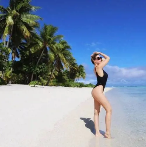 Wanda Nara provocante: in Polinesia in vacanza con Icardi mostra topless e lato B
