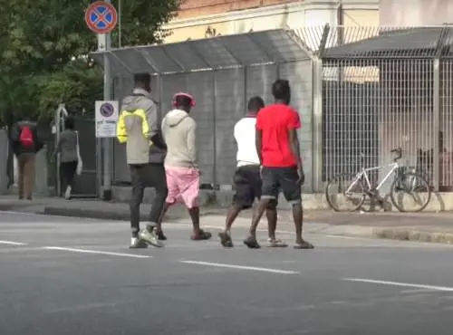 Bologna, hub via Mattei, richiedente asilo molesta una bambina di 3 anni