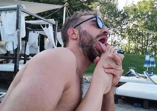 Bianca Atzei e Stefano Corti imitano Iannone e la De Lellis: via con la leccata di piedi