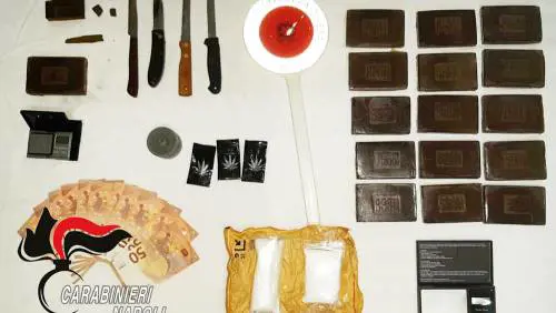 Ischia, nascondevano un chilo e mezzo di droga sotto una zolla di terra: 3 arresti