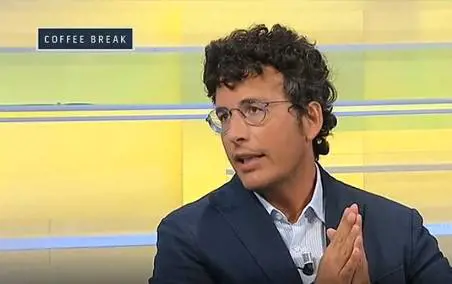 Fusaro attacca l'Europa: "È una dittatura finanziaria. Il governo porti l'Italia fuori da euro ed Ue"