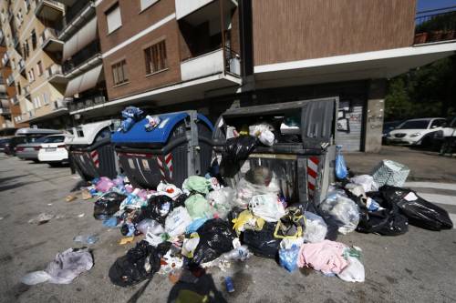 Roma è sommersa dai rifiuti e sui social arriva il contest sulla "monnezza"